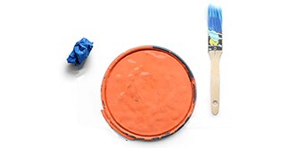 Abbildung, die einen Farbdeckel mit oranger Farbe, Abdeckband und einem Pinsel

