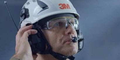 Profilfoto eines Arbeiters mit 3M Schutzbrille, Schutzhelm und Schutzanzug
