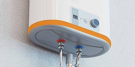 Techniker dichtet eine Ecke mit einem Metall-auf-Metall-Klebstoff
