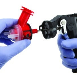 Abnehmen der Düse von der Accuspray™ Lackierpistole
