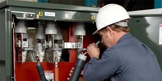 Ein Arbeiter nutzt die 3M™ Kaltschrumpftechnologie für Mittel- und Hochspannungs-Kabelabschlüsse
