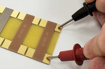 Test des elektrischen Widerstands elektrisch leitfähiger Klebebänder