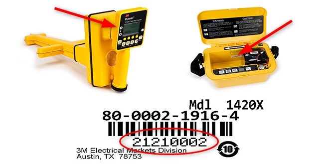 2 3M™ Dynatel™ Ortungsgeräte, Pfeile markieren die Position des Strichcodes, Detail unten.
