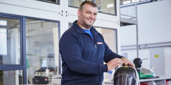 Männer, die mit einem Schweißhelm arbeiten
