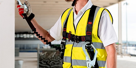 Arbeiter mit 3M Auffanggurt
