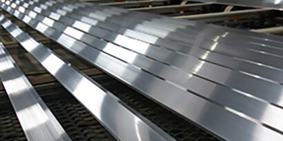 Aluminiumstreifen bereit für Metallklebstoff
