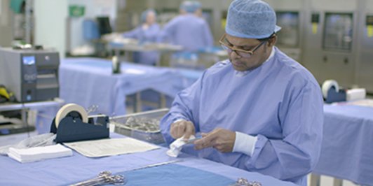 AEMP-Experte reinigt Instrumente zur Vorbereitung der Sterilisation
