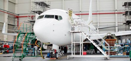 Besatzung, die Wartungs- und Reparaturarbeiten an einem Flugzeug durchführt
