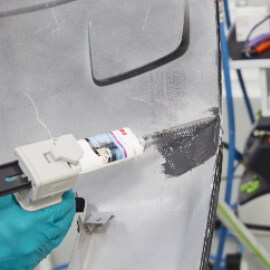 Tragen Sie auf die Rückseite des Risses mit einer 3M™ Handdruckpistole
