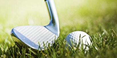 Golfschläger vor dem Abschlagen eines Golfballs
