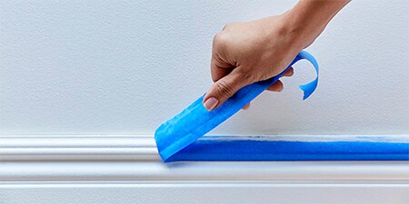 3M-Abdeckband, das in einem Winkel von genau 45 Grad abgezogen wird
