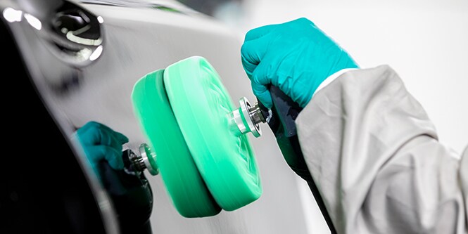 3M™ Perfect-It™ Polierpad in Grün mit Schleifpaste Plus Extrem verwendet
