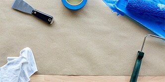 Auswahl von Abdeckband und Abdeckpapier zum Schutz eines Holzbodens
