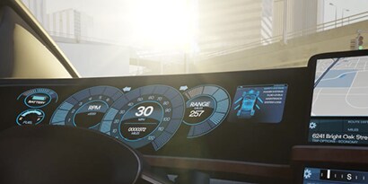 Hohe Sonneneinstrahlung, die durch die Windschutzscheibe eines Autos dringt. Das Display bleibt an.
