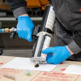 Techniker bei der Durchführung einer Kalibrierung der neuen Kartusche