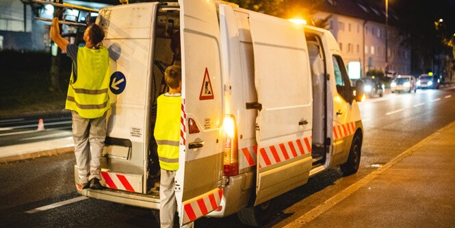 Am Straßenrand geparkter Lieferwagen mit Konturmarkierungen

