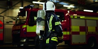 Feuerwehrleute, die ein Hausdach aufschneiden

