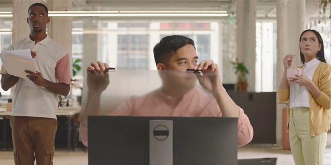 Ein Mann befestigt einen 3M™ Blickschutzfilter mit einer COMPLY™ Magnetbefestigung
