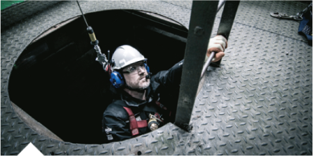 Arbeiter in einem Engraum
