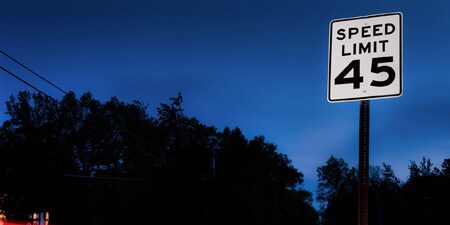 Reflektierende Straßenschilder bei Dunkelheit
