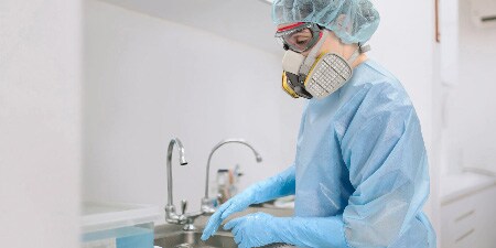Bild zeigt eine Person, die eine Mehrweg-Atemschutzmaske im Gesundheitswesen verwendet

