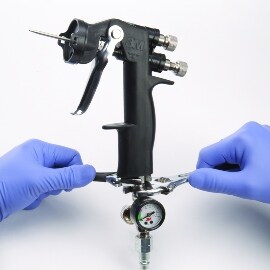 Montage des Luftreglers an der Accuspray™ Lackierpistole