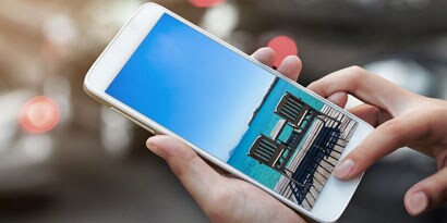 Person, die auf ein Handy blickt
