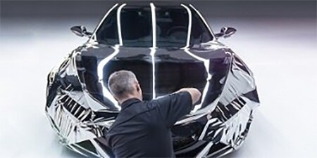 Mann bei der Autofolierung
