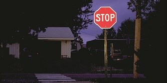 Stoppschild bei Nacht
