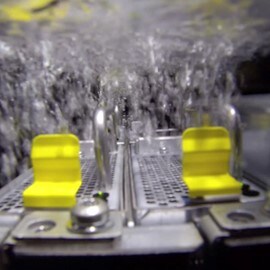 Server, die in 3M™ Novec™ High-Tech Flüssigkeit eingetaucht sind