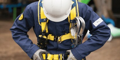 Schutz durch Auffanggurte beim Arbeiten in großer Höhe
