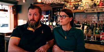 Zwei Personen in einer Bar
