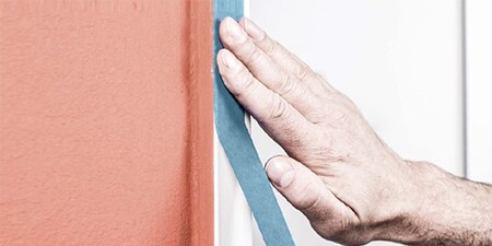 Professioneller Dekorateur verwendet das Allzweck-Klebeband – 3M™ Abdeckband 2044
