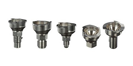 Fünf Adapter auf weißem Hintergrund
