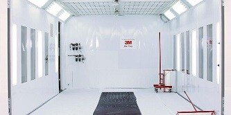 Eine Lackierkabine, deren Wände und Boden mit der 3M Dirt Trap Kabinenschutzfolie geschützt sind
