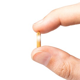 Zwei Finger halten eine kleine 3D-gedruckte Schleifscheibe