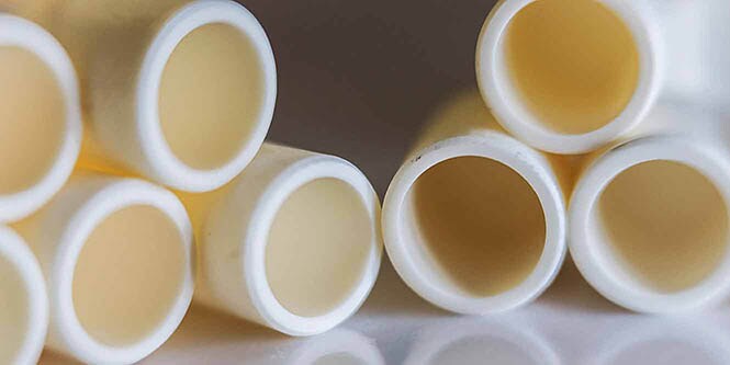 Keramikringe auf einer Metallplatte verklebt

