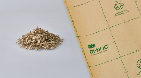 Stapel von Recyclingpapier neben einer Rolle 3M Architekturfolie 
