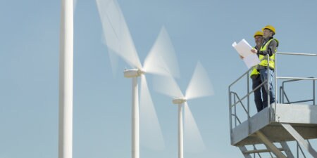 Arbeiter vor einer Windkraftanlage
