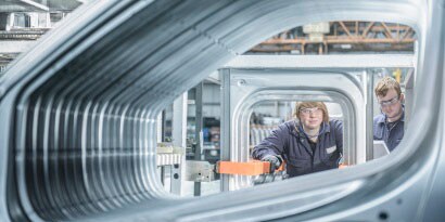 Warum Leichtbau? Das Herstellen eines Gleichgewichts zwischen sicheren, komfortablen Autos und Kraftstoffeffizienz
