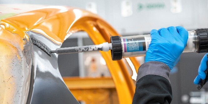 3M schnell aushärtende Epoxidharz Zinnersatz-Spachtelmasse in der Anwendung
