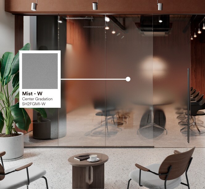 Moderner Konferenzraum, warme Farben, Steinböden, Pflanzen, Glasdesignfolie Nebeleffekt.