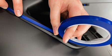 Demonstration der Flexibilität des 3M Präzisionsabdeckbands
