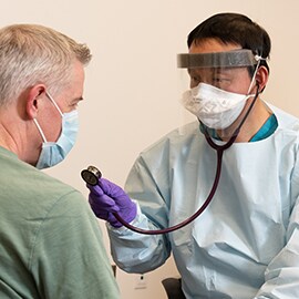 Patienten und medizinisches Personal tragen FFP3 Atemschutzmasken