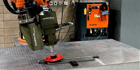 Bearbeiten von Schweißnähten durch einen Roboterarm
