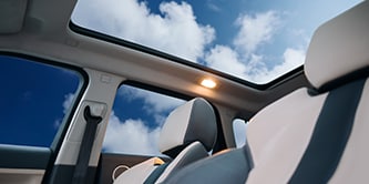 Innenraum eines modernen SUVs mit einem großen Schiebedach.