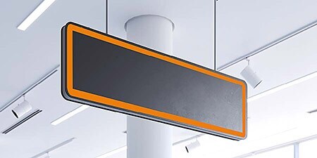 Technikerin beim Anbringen eines Industrieklebebands auf einen Rahmen zur Montage einer Platte

