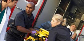 Erstretter im Gespräch mit einem Arzt
