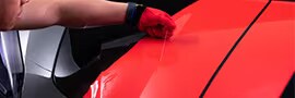 Detailaufnahme eines Autofolierers, der die Folie mit 3M™ Knifeless Tape anbringt.