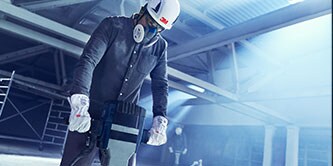 3M Atemschutzmaske, getragen von einem Mann auf einer Baustelle
